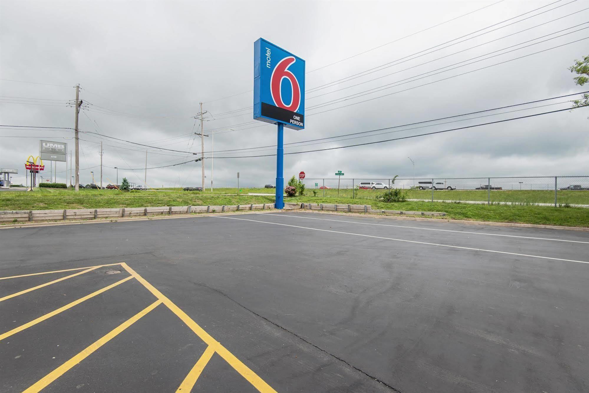 Motel 6 Kansas City, Mo - Airport Eksteriør bilde