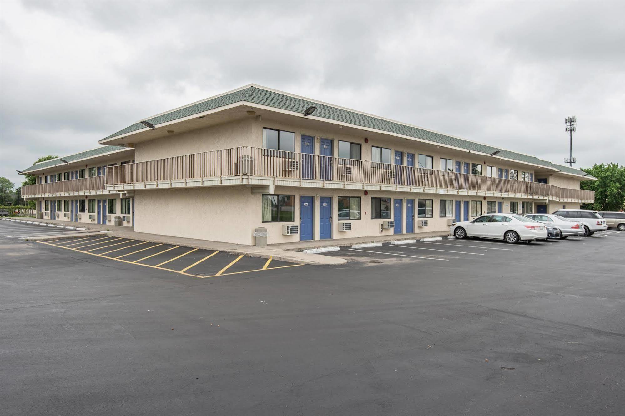 Motel 6 Kansas City, Mo - Airport Eksteriør bilde