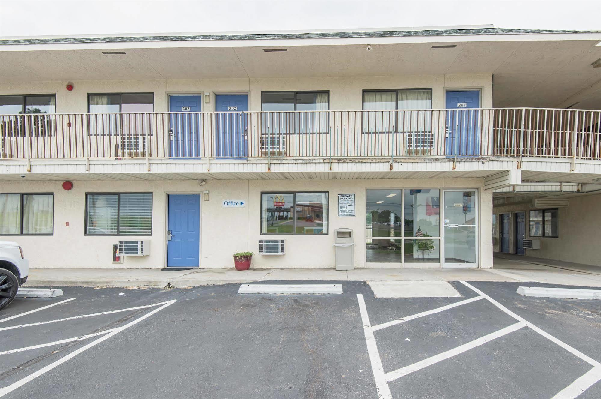 Motel 6 Kansas City, Mo - Airport Eksteriør bilde
