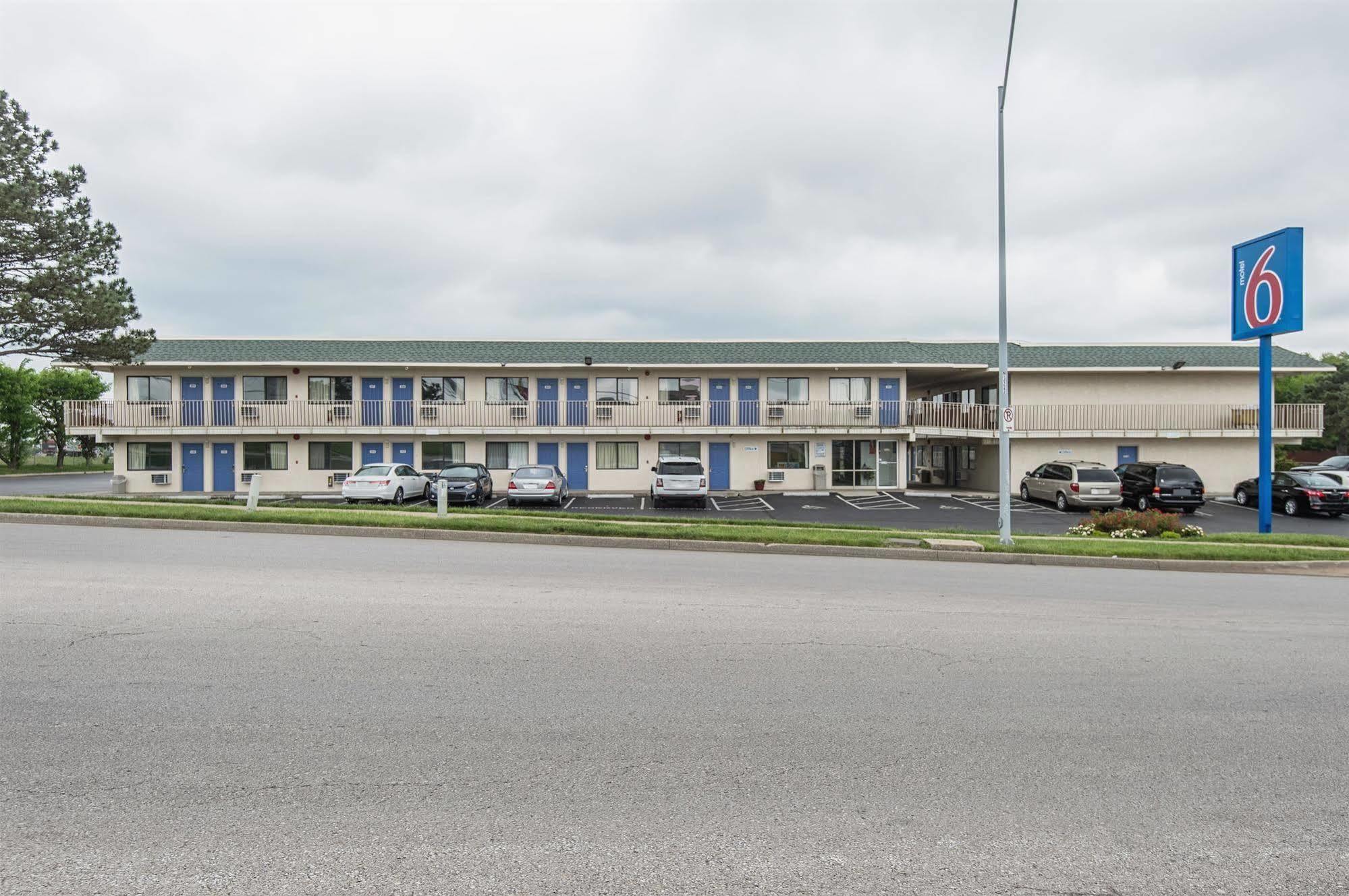 Motel 6 Kansas City, Mo - Airport Eksteriør bilde