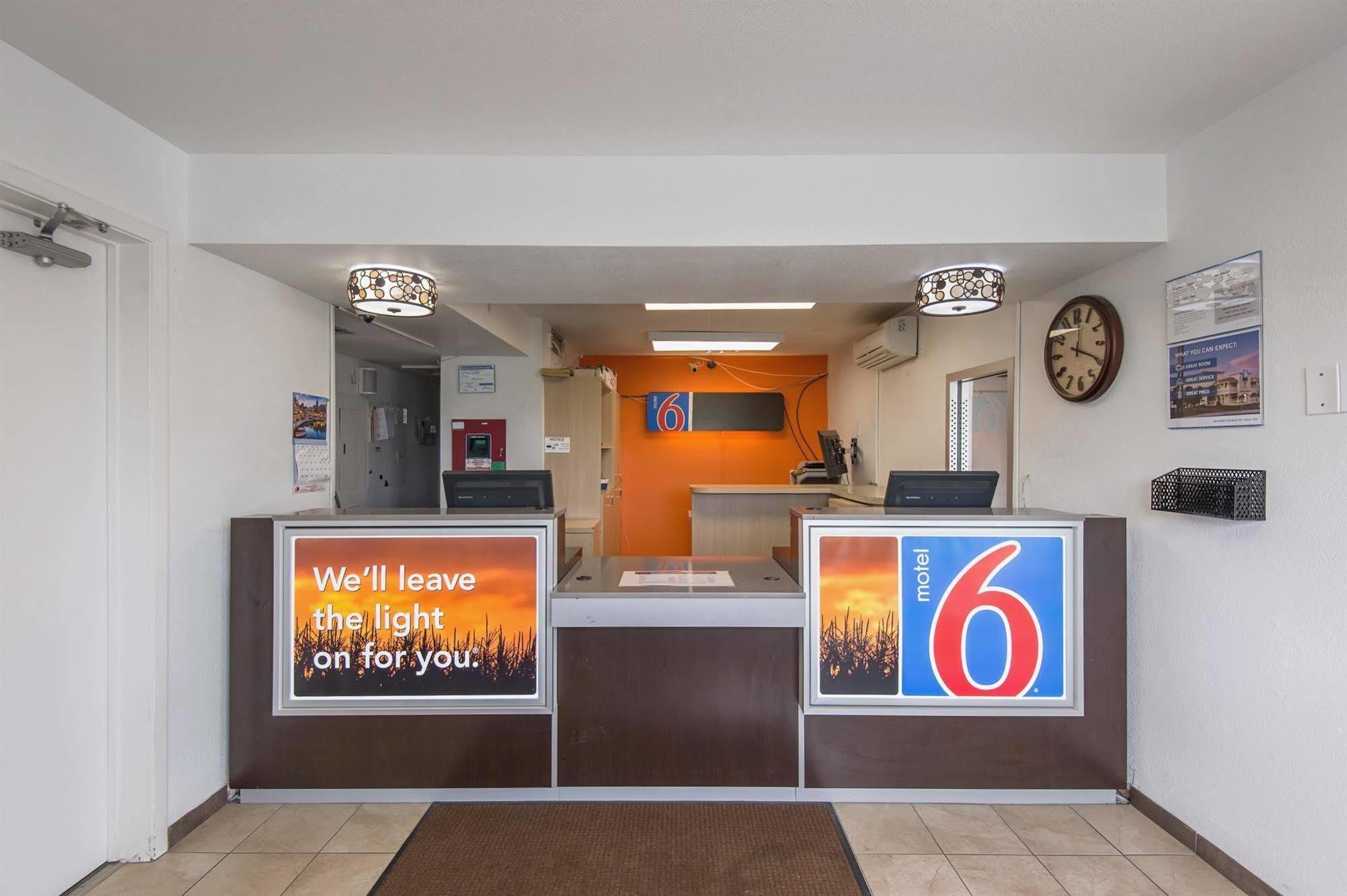 Motel 6 Kansas City, Mo - Airport Eksteriør bilde