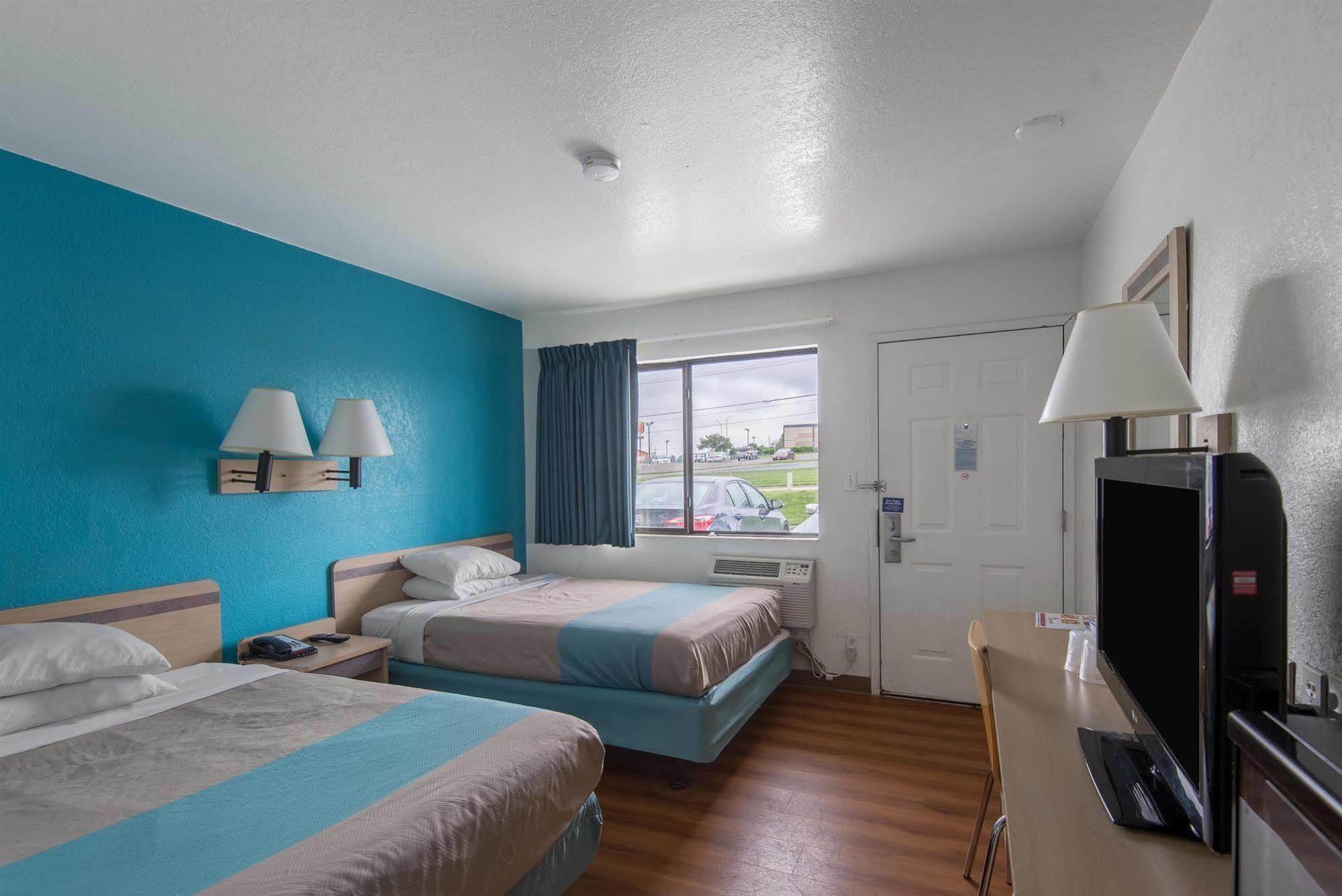 Motel 6 Kansas City, Mo - Airport Eksteriør bilde