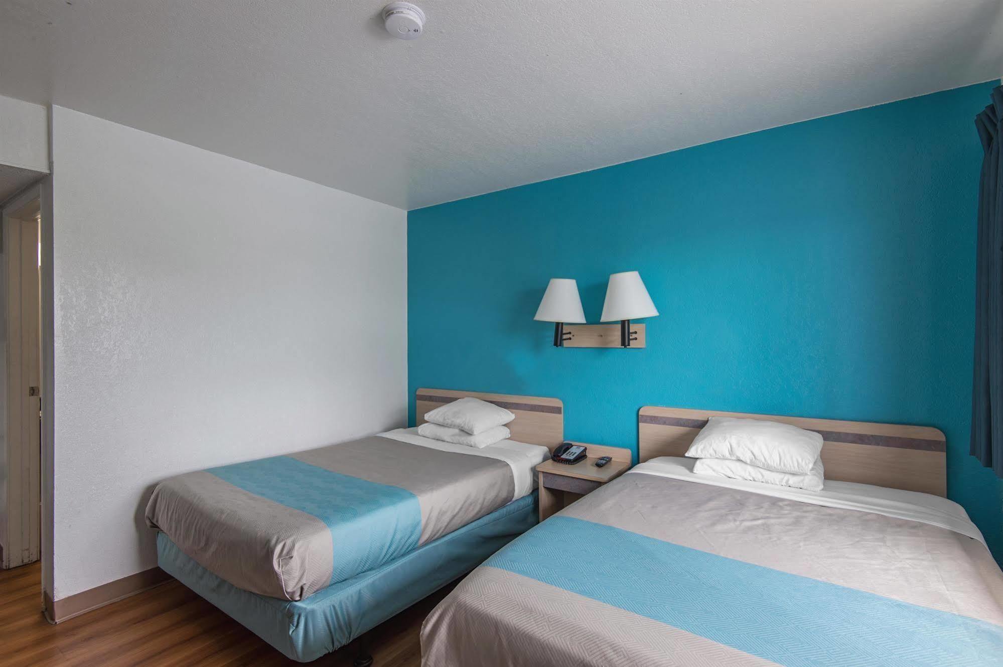 Motel 6 Kansas City, Mo - Airport Eksteriør bilde